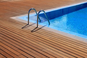 Votre terrasse en bois ira parfaitement avec votre piscine.